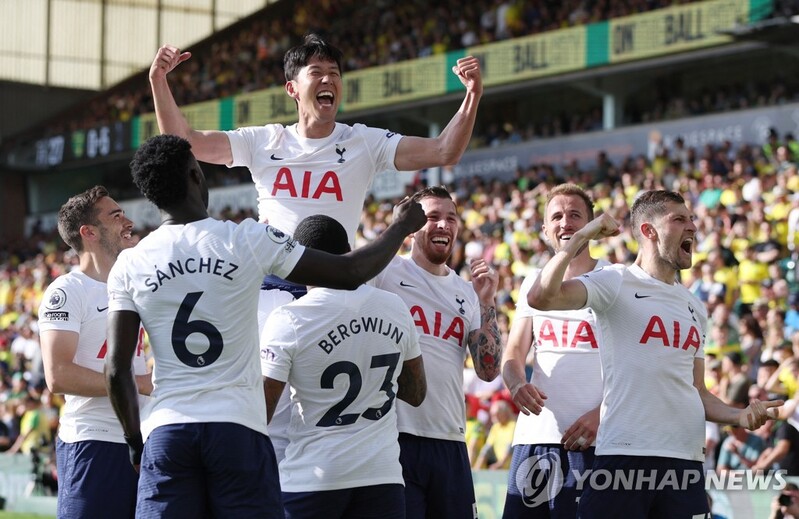멀티골로 웃은 손흥민, 아시아인 최초 EPL 득점왕 '쾌거'