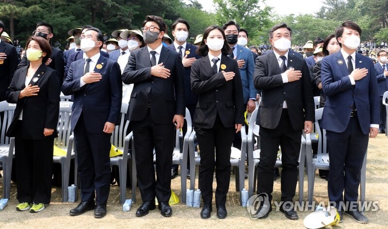 Ruling, opposition parties gather at memorial service of late President Roh