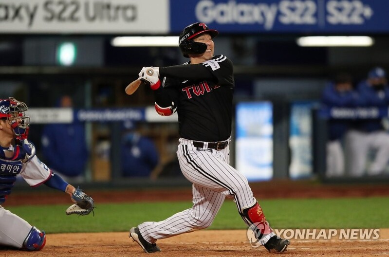 Veteran hitters closing in on milestones in KBO