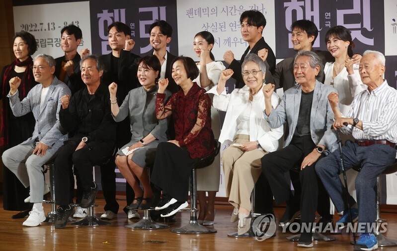 조역으로 물러난 '햄릿' 노배우들 "후배들 마음껏 응원"