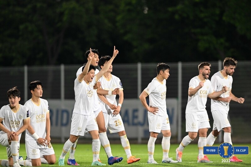 Defending champions eliminated early in nat'l football tournament