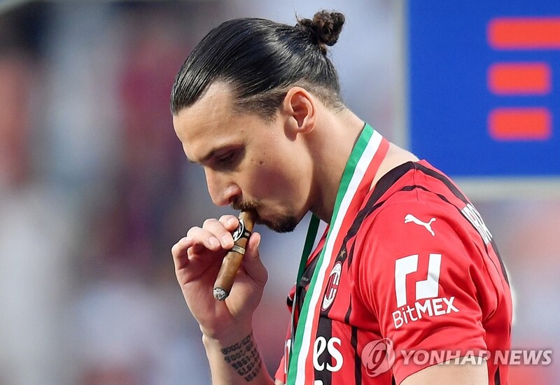 베테랑 골잡이 즐라탄, 은퇴 기로에…무릎 수술로 8개월 아웃