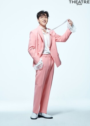 Lee Seok-hoon poses for cover of Theatre Plus