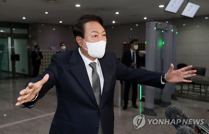 (LEAD) Yoon defends proposed creation of personnel vetting unit under justice ministry
