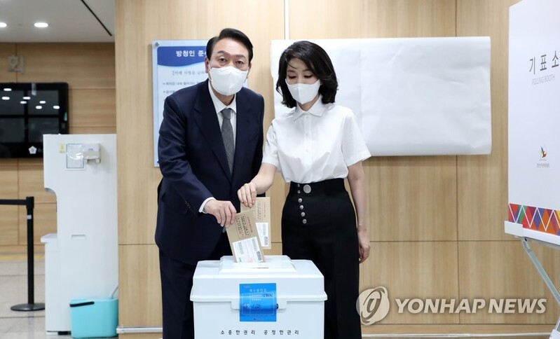 Yoon, first lady cast ballots in early voting for local elections
