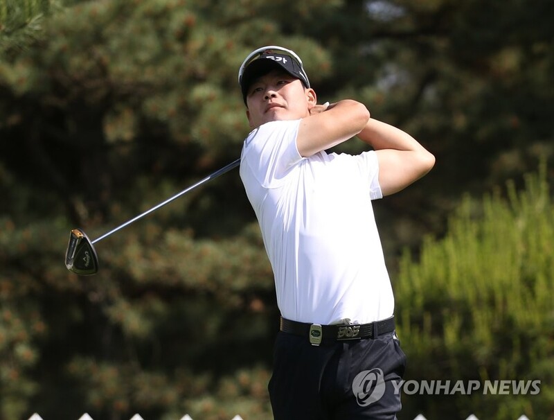 정한밀, KB금융 리브 챔피언십 연이틀 단독 선두…첫 우승 기대