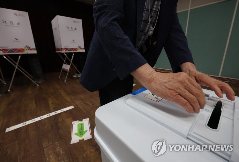 (4th LD) Early voting for local elections kicks off