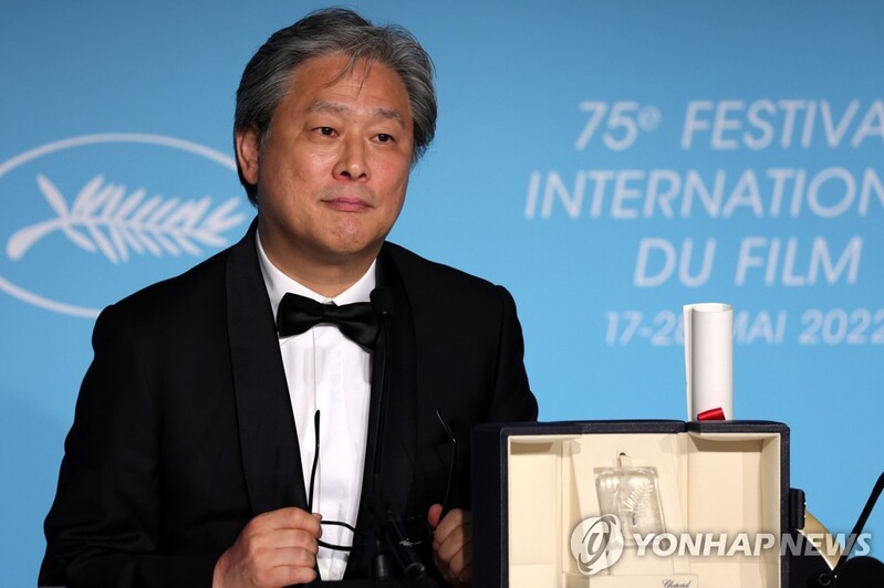 Director Park Chan-wook says films made for the big screen should be watched at theaters