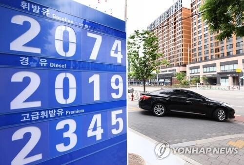 Gov't to expand subsidies to diesel truck, taxi drivers next month