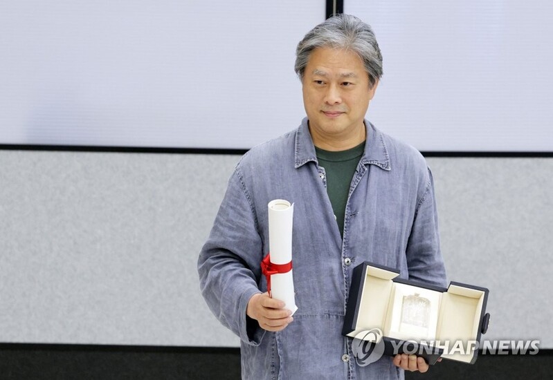 박찬욱 금의환향…"제 영화는 대중을 위한 상업영화"