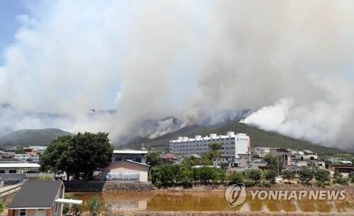 (LEAD) Wildfire spreading in Miryang, over 470 villagers evacuated