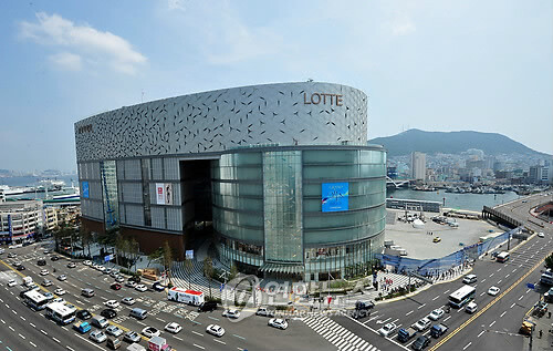 Lotte Department Store in Busan to close due to dispute over landmark project