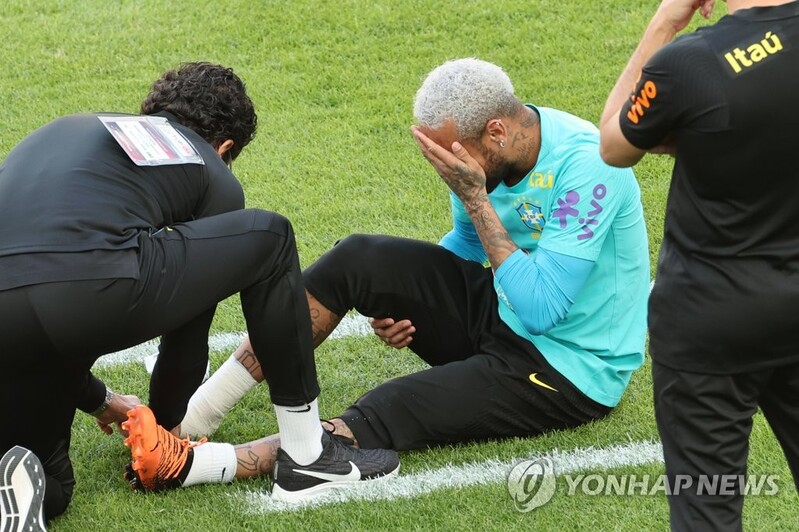 (LEAD) Neymar suffers apparent foot injury on eve of friendly vs. S. Korea