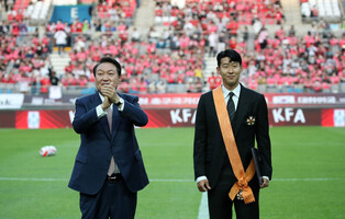 [Moment to Focus] Yoon awards Son Heung-min with highest nat'l honor for sports