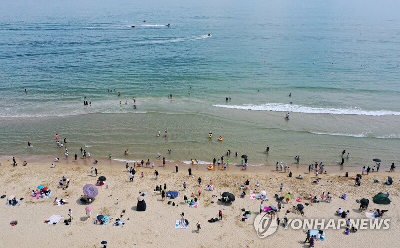 "마스크 벗고 시원하게"…해운대·송정해수욕장 부분 개장