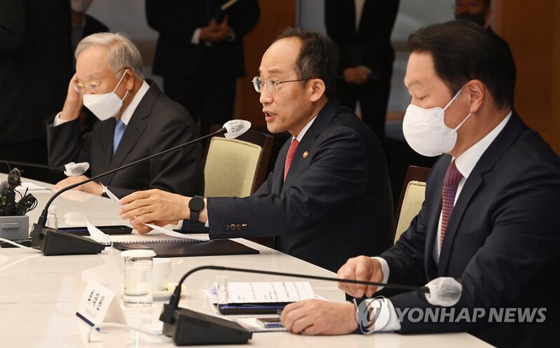 Finance chief urges firms to refrain from hiking goods prices to curb inflation