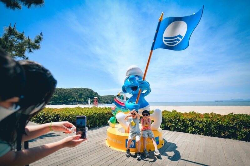 부산 다대포해수욕장에 뜬 스머프…'친환경 시설' 국제 인증