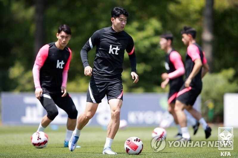 Yoon awards Son Heung-min with highest nat'l honor for sports