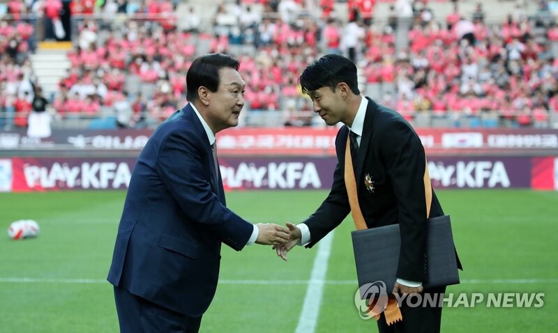 (2nd LD) Yoon awards Son Heung-min with highest nat'l honor for sports