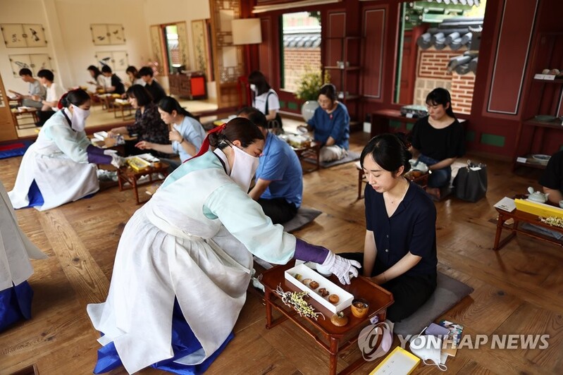 은은한 가야금 소리에 정갈한 음식…경복궁서 느낀 '오감만족'