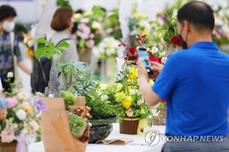 현충일 연휴 첫날 맞아 '녹음 짙은 산으로, 시원한 바다로'