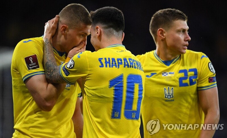 "전선서 보낸 국기를 라커룸에…"…웨일스전 앞둔 우크라의 결의