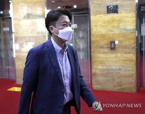 Ruling party chief says Ukraine seeks large amount of assistance from S. Korea