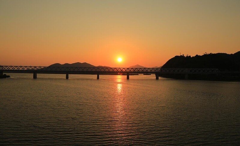 '노을 맛집' 김해 낙동강 철교 전망대 새단장한다