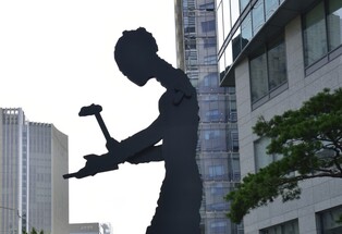 'Hammering Man' in Gwanghwamun celebrates 20th birthday