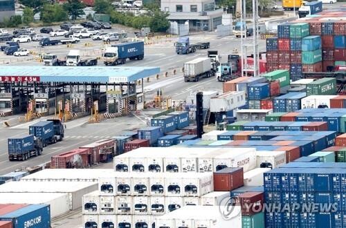 (LEAD) Cargo truckers go on general strike, demanding extension of basic freight rate system