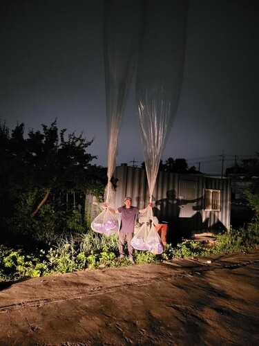 (LEAD) Defector group claims to have sent balloons carrying COVID-19 medicine to N. Korea