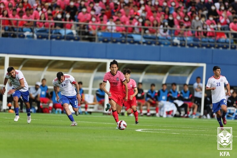 Shrugging off grueling schedule, young midfielder having whale of time on nat'l team