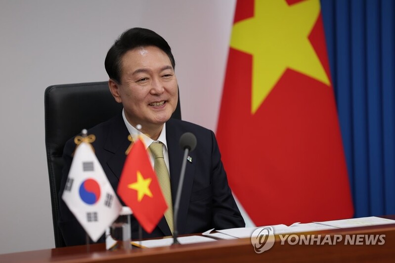 (LEAD) Yoon discusses cooperation with Vietnam's Communist Party chief