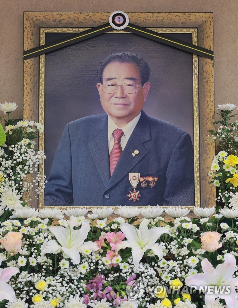 Yoon posthumously awards top cultural order to TV host Song Hae