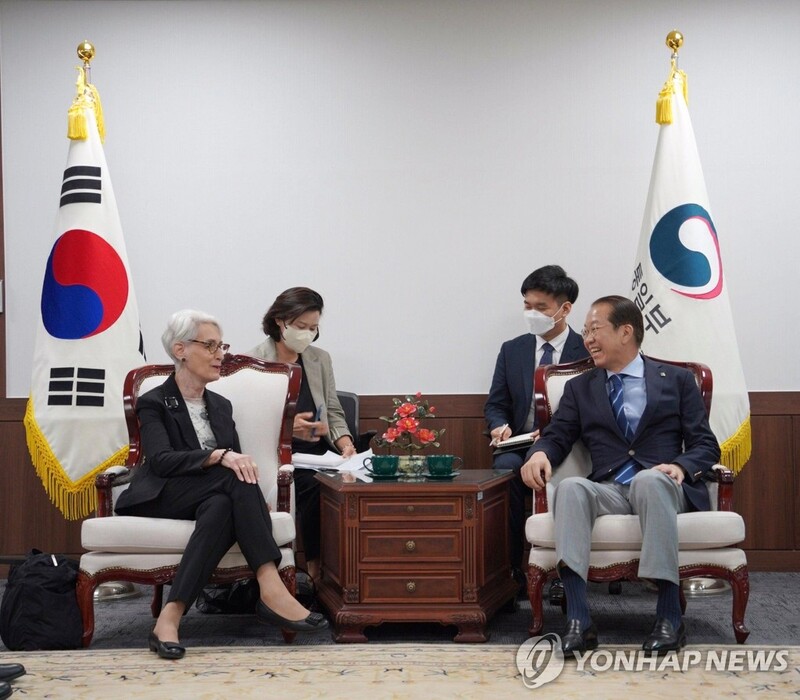 (LEAD) Unification minister, Sherman discuss need for N. Korea to resume dialogue