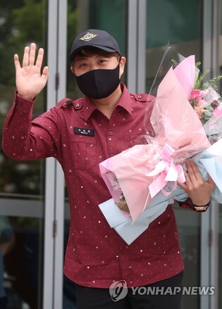 Kim Ho-joong discharged from mandatory military service as public service worker