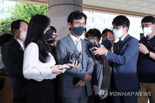 (LEAD) Liberal commentator Rhyu Si-min fined for defaming Justice Minister Han