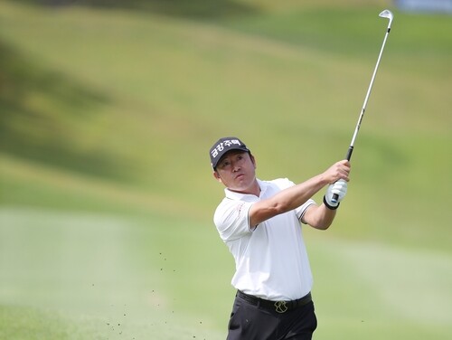 [고침] 스포츠('낚시꾼 스윙' 최호성, KPGA 선수권 1R 선…)