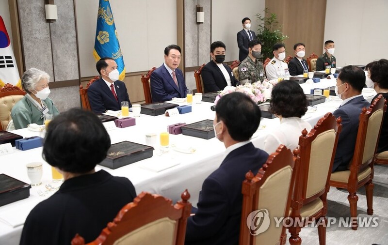 (LEAD) Yoon welcomes war heroes, bereaved families to presidential office