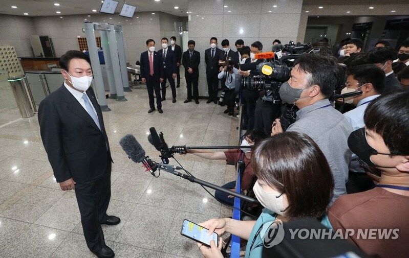 Yoon says labor, management should resolve disputes themselves