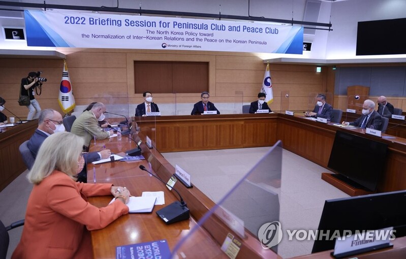 (2nd LD) S. Korean foreign minister discusses N. Korea issue with foreign envoys