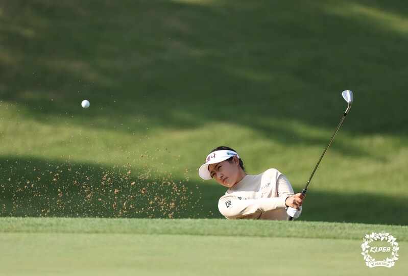 KLPGA 신인 김민주, 7개 홀 연속 버디쇼…1타차 공동 2위