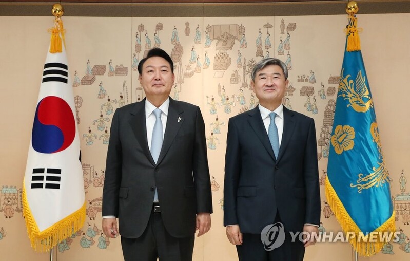 (LEAD) Yoon gives credentials to new ambassador to U.S.