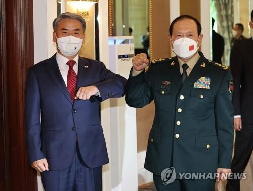 (2nd LD) S. Korean, Chinese defense chiefs hold talks on N. Korea, launch new hotlines