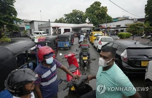 외화 바닥난 스리랑카, '기름 할당제'까지 도입