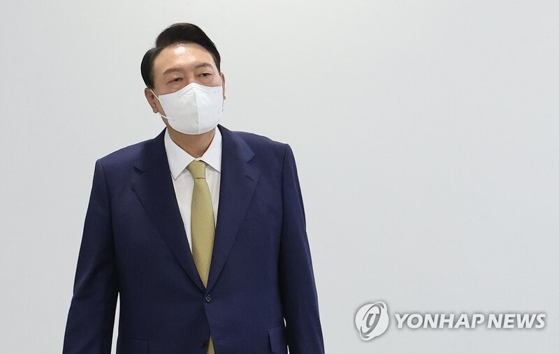 Yoon's approval rating falls below 50 pct for first time: poll