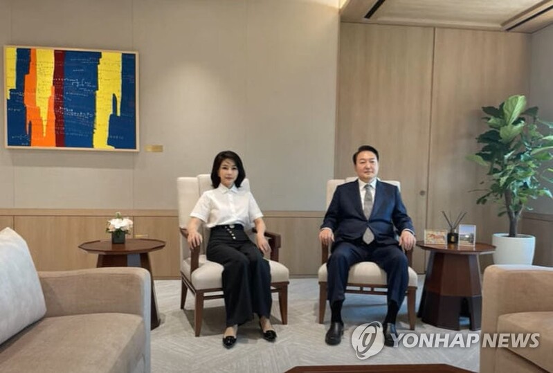 (LEAD) First lady visits ex-President Roh's widow