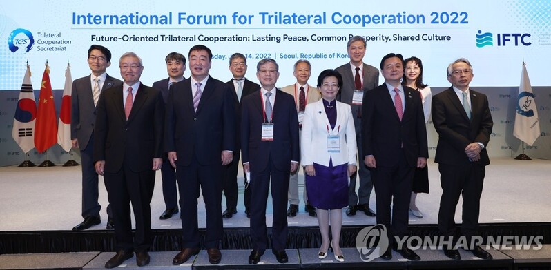 (LEAD) S. Korean FM calls for 'future-oriented' cooperation with Japan, China