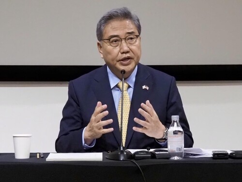 (LEAD) U.S., S. Korea agree to place top priority on N. Korea issue: FM Park
