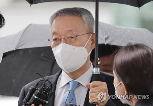 (2nd LD) Court denies arrest warrant for ex-Industry Minister Paik